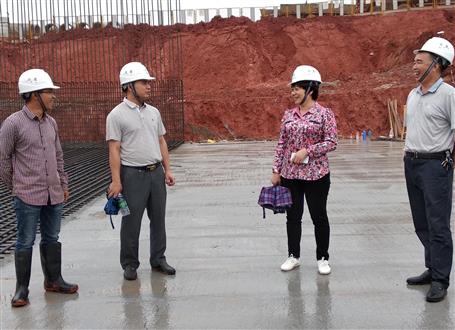 韋桂華、周善學(xué)到龍嶺大道三期項(xiàng)目調(diào)研