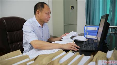 初心不改　本色不褪——記廣西勤廉榜樣、河池市紀(jì)委副書記、監(jiān)委副主任黃振林